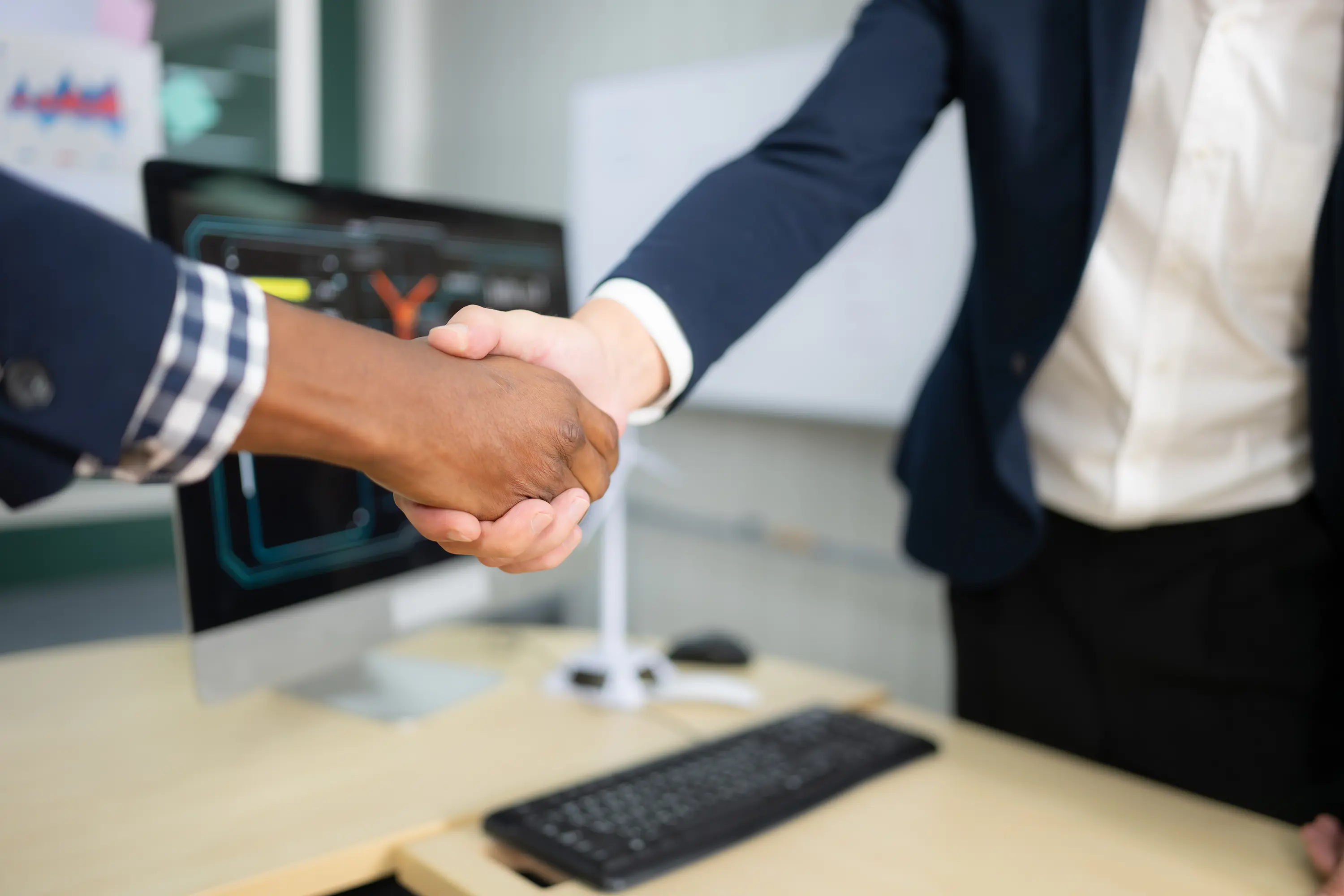 close-up-business-people-having-meeting-office-business-people-working-together-concept Sleutel overdracht hand – afronding van bedrijfsovername