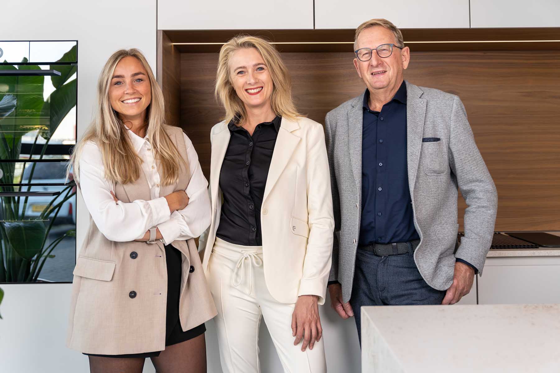 Groepsfoto met klant – succesvolle bedrijfsoverdracht begeleid door B&S Groepsfoto met klant – succesvolle bedrijfsoverdracht begeleid door B&S