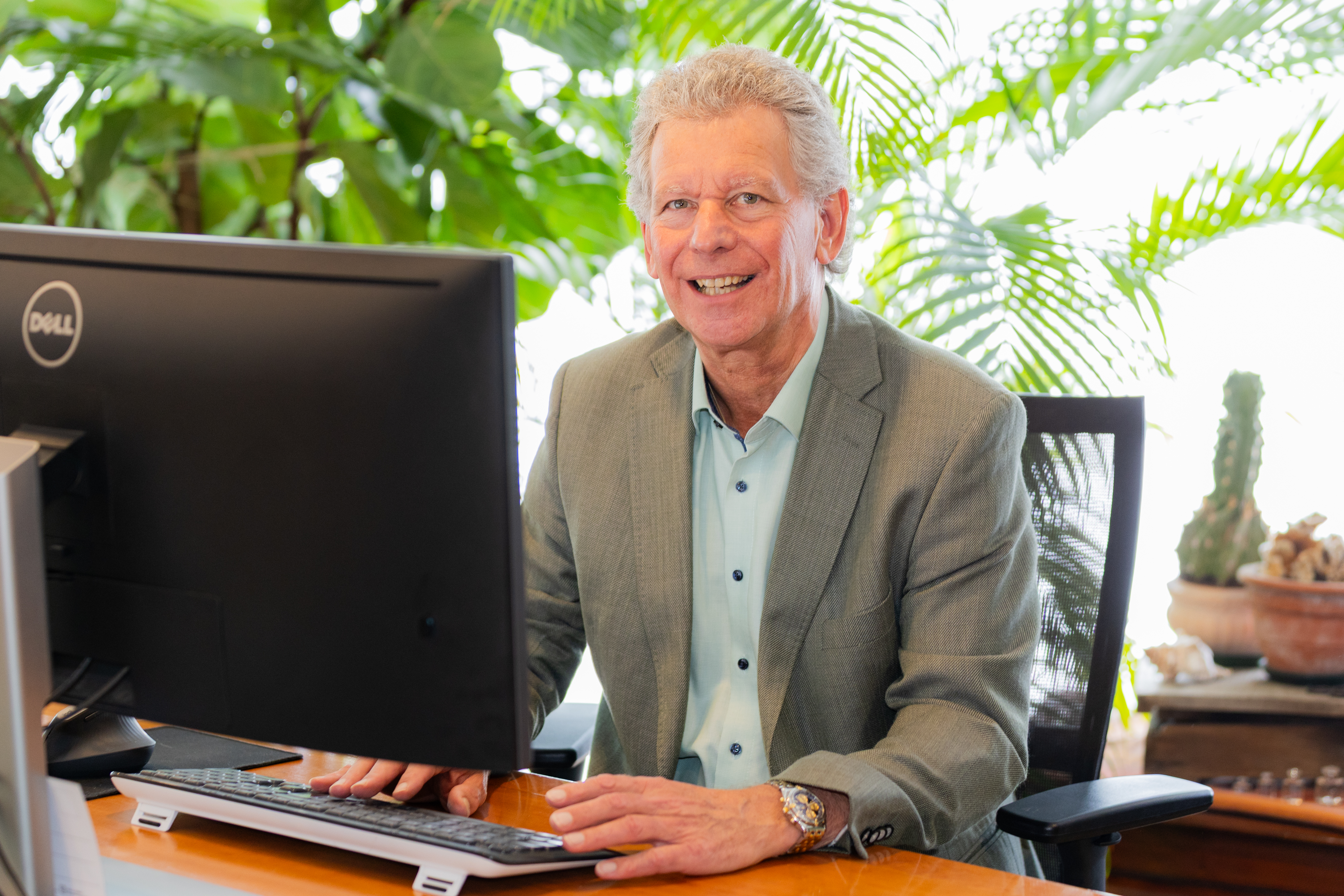 Peter - Bedrijfsadvies expert - achter PC Peter specialist bedrijfsadvies analyseert bedrijfsopvolging achter laptop